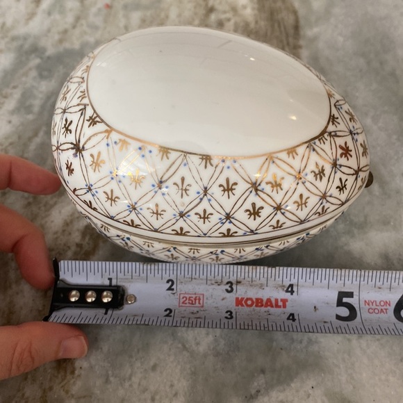 VTG Hinged Egg Trinket Box White Porcelain Gold Blue Quilted Patten Painted - Picture 8 of 9